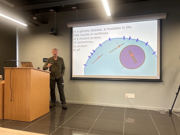 Exploring the future of gene therapy: Professor Simon Waddington visits AGTRU